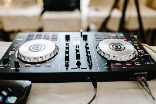 Le guide essentiel pour choisir votre animateur de mariage dj